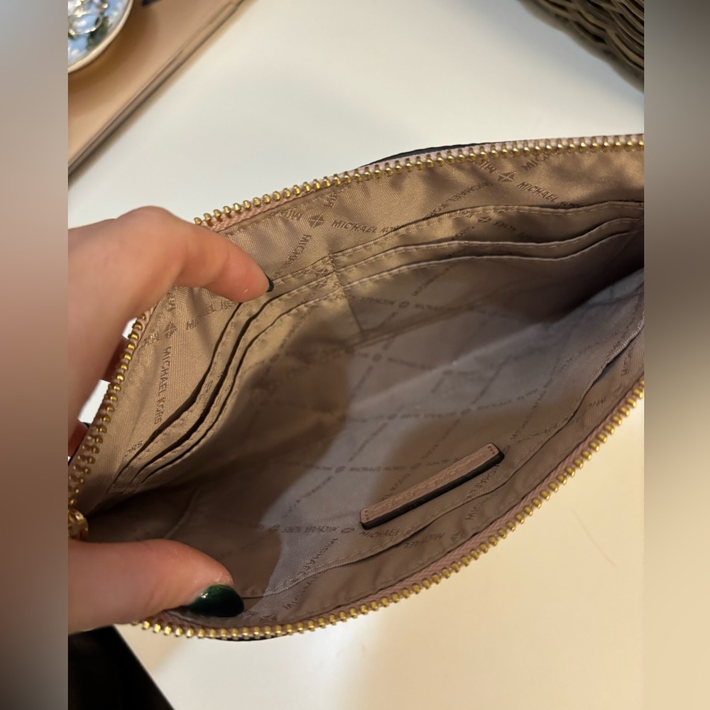 Michael Kors wristlet - Picture 4 of 4
